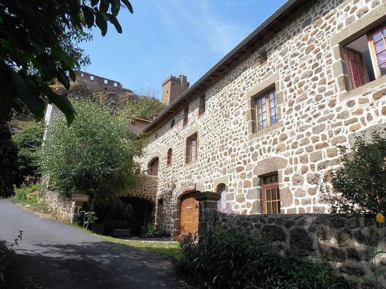 Chambre d'hôtes « Chambre Tournesols » avec terrasse partagée, jardin partagé et Wi-Fi in Polignac, Haute-Loire