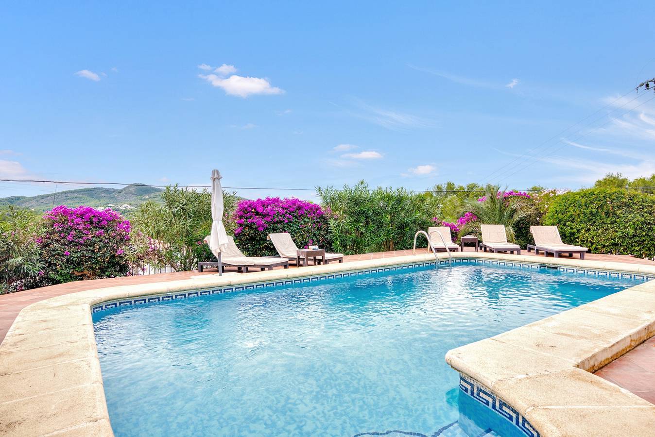 Pet-friendly 'Villa up to 8 sleeps 4 bedrms 2' with Pool, Garden, Terrace, Balcony, A/C & Wi-Fi in El Rafalet, Jávea