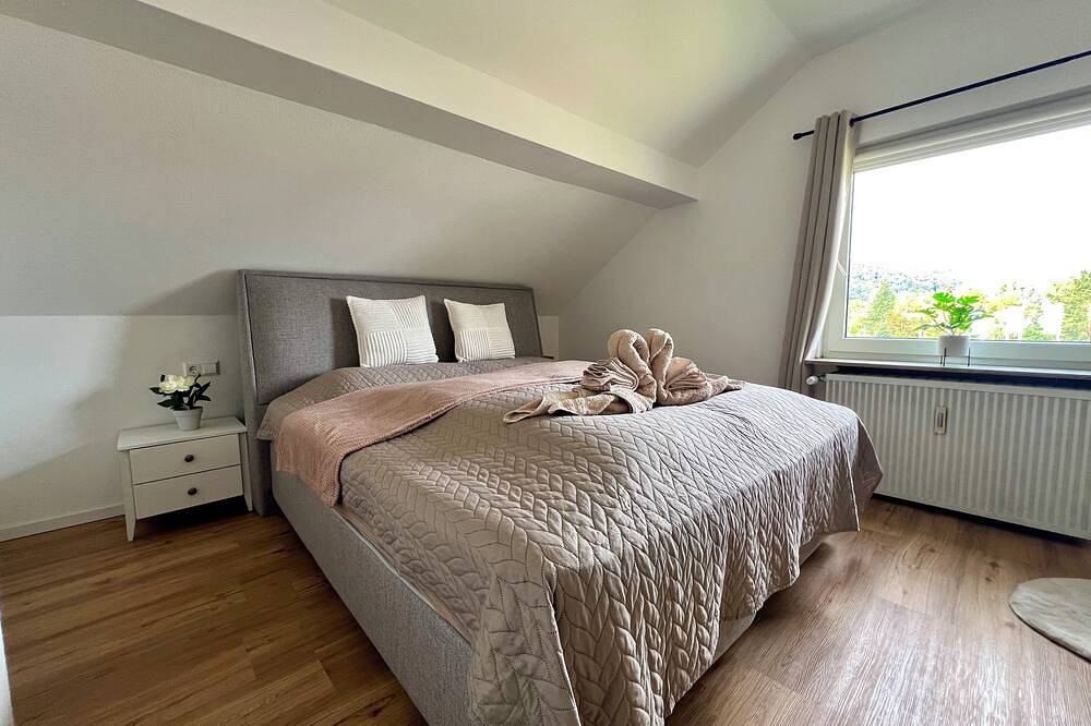 Ganze Wohnung, 2. Zi. Dachwohnung mit Burgblick & Kingsize Bett in Freudenberg am Main, Taubertal