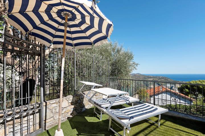 Ferienwohnung für 4 Personen, mit Balkon und Garten in Cipressa