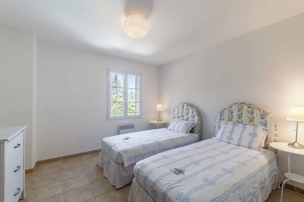 Secluded villa with breathtaking views in stunning village in Venasque, Parc naturel régional du Mont-Ventoux