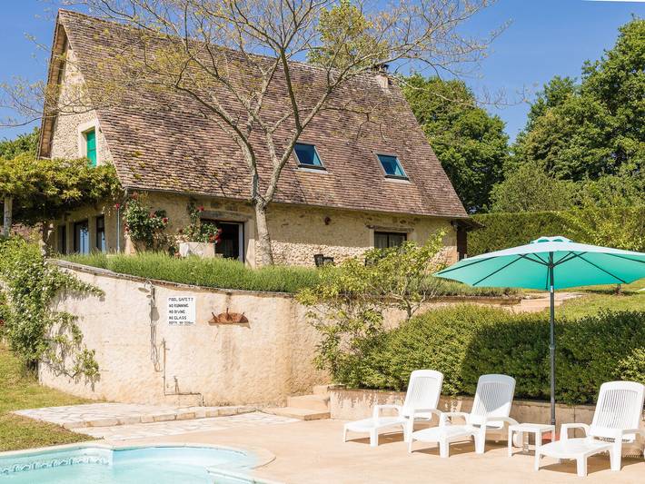 Gårdshus for 20 personer, med Terrasse og Hage i tillegg til Badebasseng i Dordogne