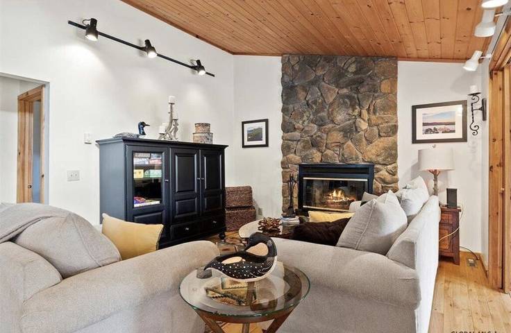 Holiday rental for 6 people, with garden and hot tub as well as terrace in Lake George