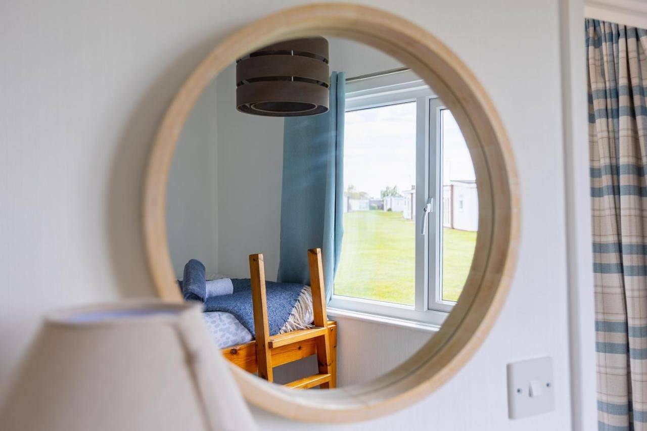 Sea View Holiday Chalet, access to sandy beach - Pets go free in Great Yarmouth, The Broads