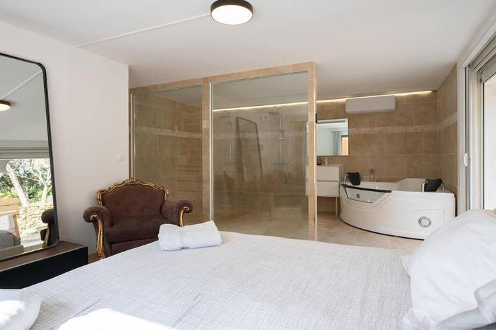Appartement de vacances pour 4 personnes, avec Balcon et Jacuzzi ainsi que Terrasse et Jardin