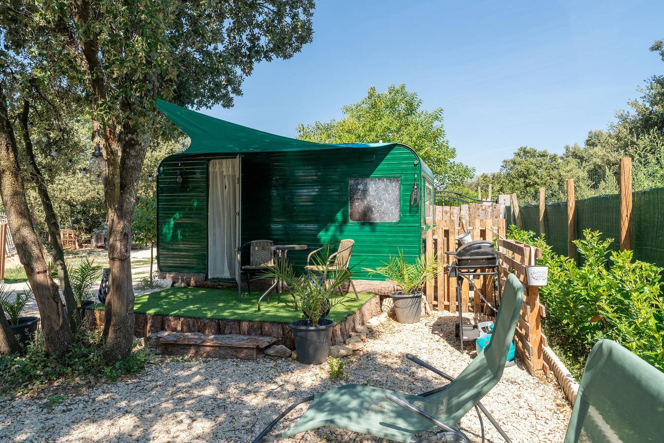 Caravan „Cocoon Insolite“ mit privater Terrasse und Wlan in Pernes-les-Fontaines, Parc naturel régional du Mont-Ventoux