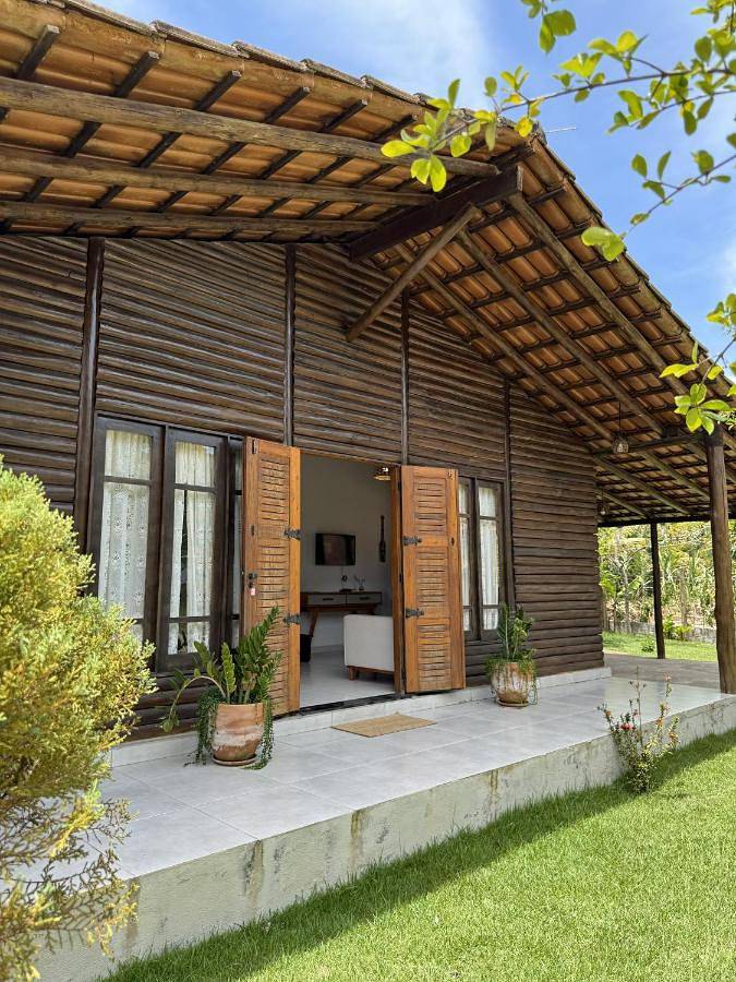 Casas e apartamentos de temporada para 6 pessoas, com piscina e jardim em Cumuruxatiba