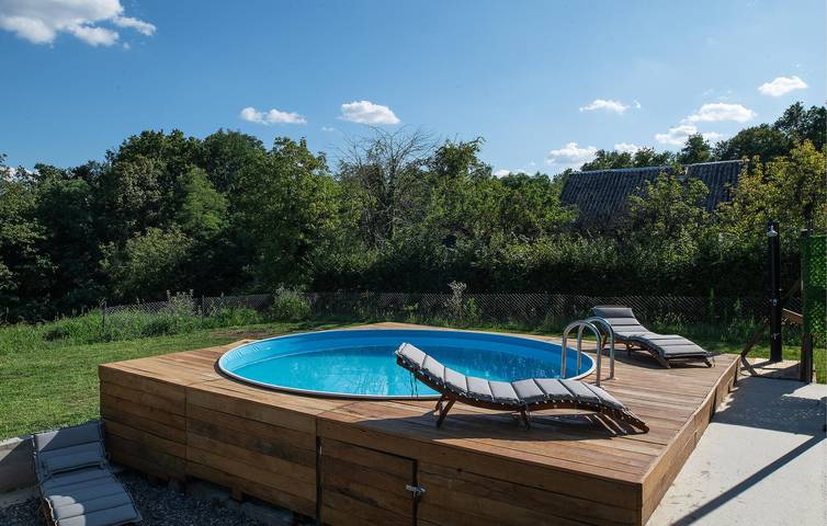 Geräumige 2-Zimmer-Wohnung mit Pool, Terrasse und 2 km Entfernung zum Strand in Sisak-Moslavina