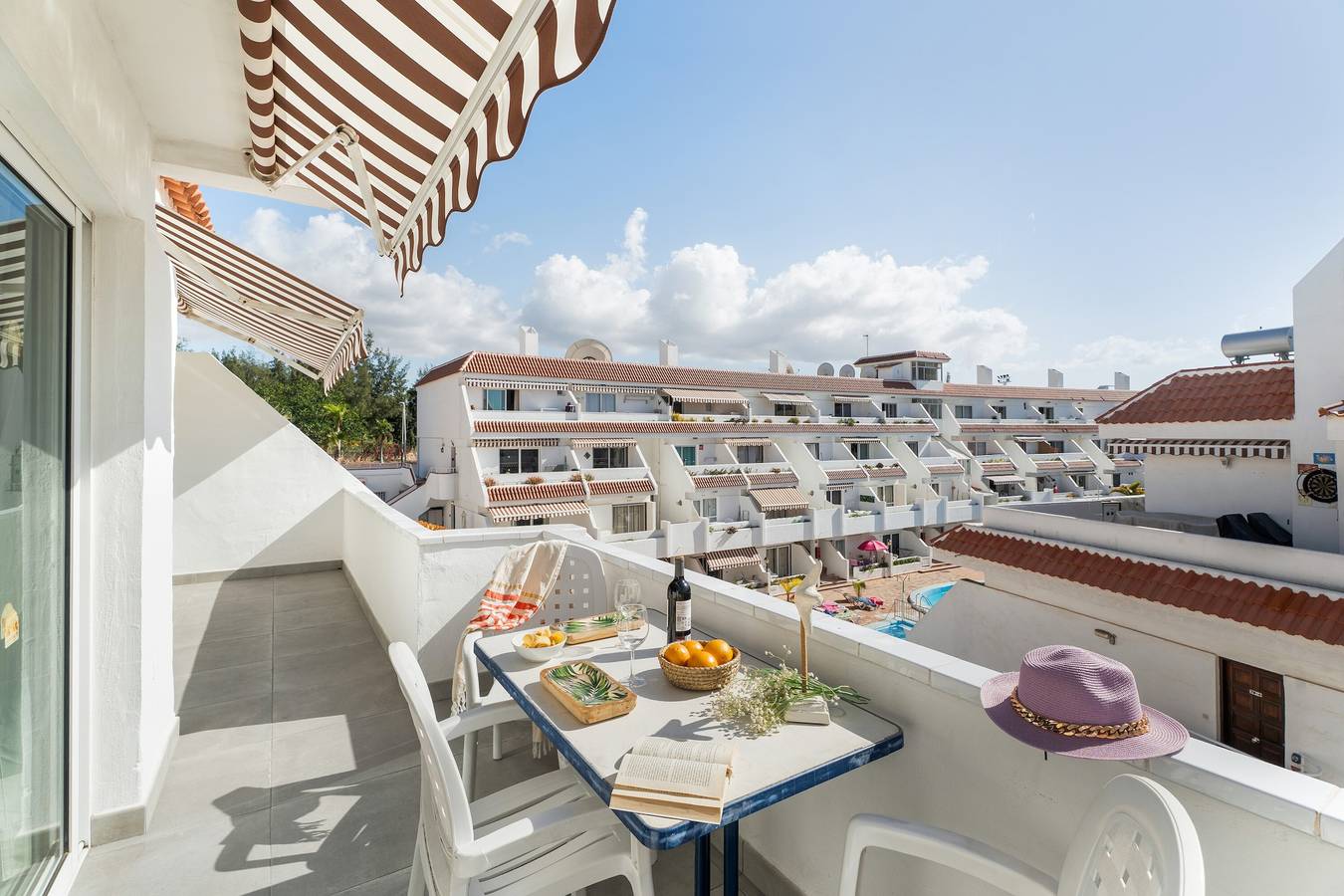 Apartamento entero, Apartamento vacacional 'Ático 22-5' con piscina compartida, terraza privada y Wi-Fi in Playa de las Américas, Arona 