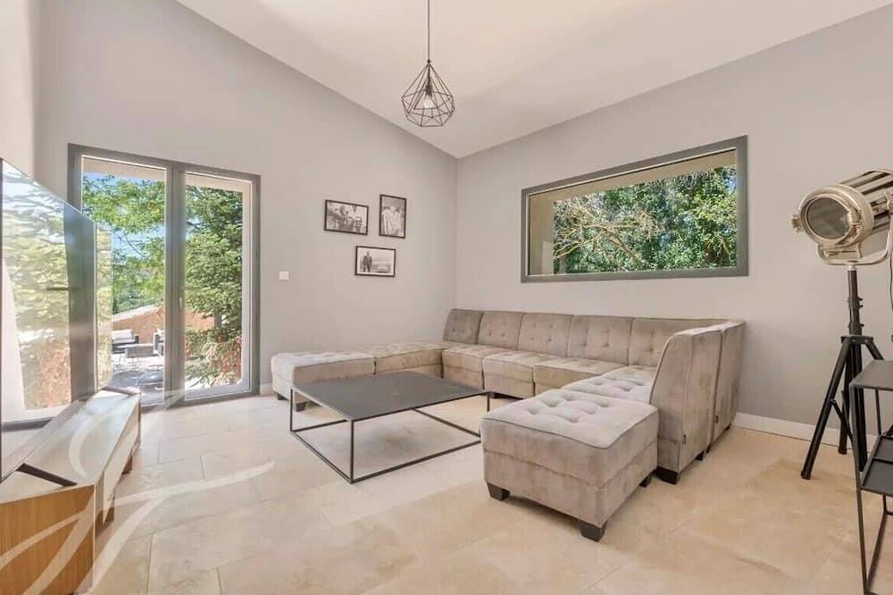 Magnificent Provencal estate north of Aix en Provence - sleeps 26 in Jouques, Region de Aix-en-Provence