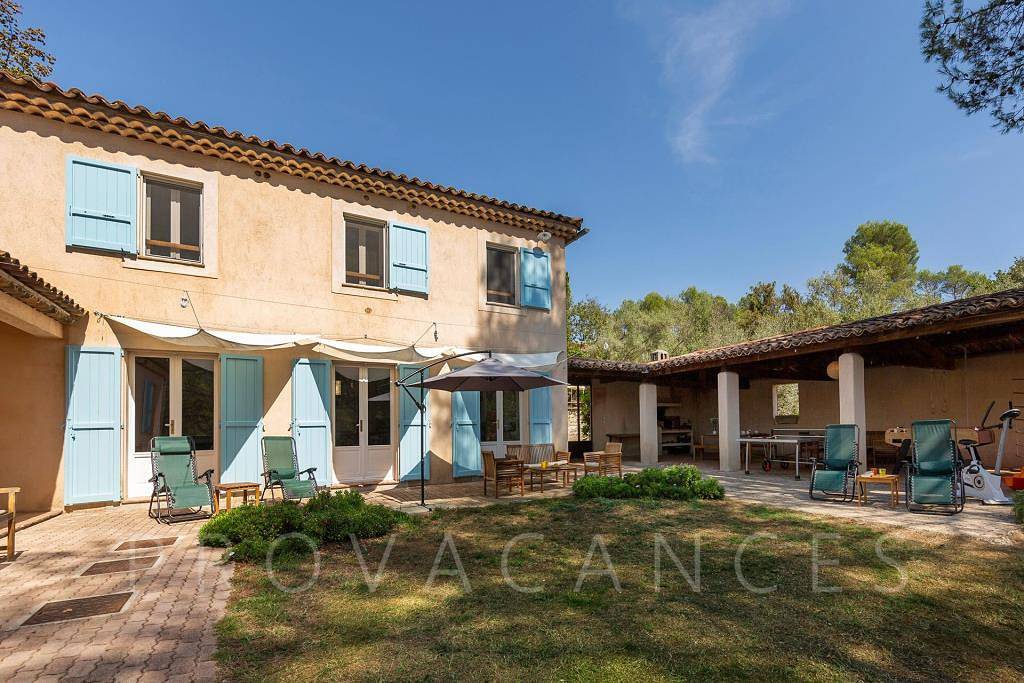 Beautiful holiday house with pool 2 km from Tourrettes-sur-Loup in Tourrettes-sur-Loup, Region de Cannes