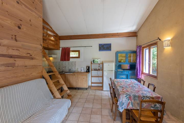 Chalet 'Bleu 6 Personnes Piscine' con vista sulle montagne, terrazza privata e Wi-Fi in Darbres, Ardèche