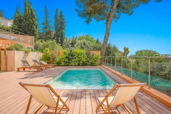Villa pour 12 personnes, avec Balcon et Terrasse ainsi que Jardin et Piscine à Carqueiranne