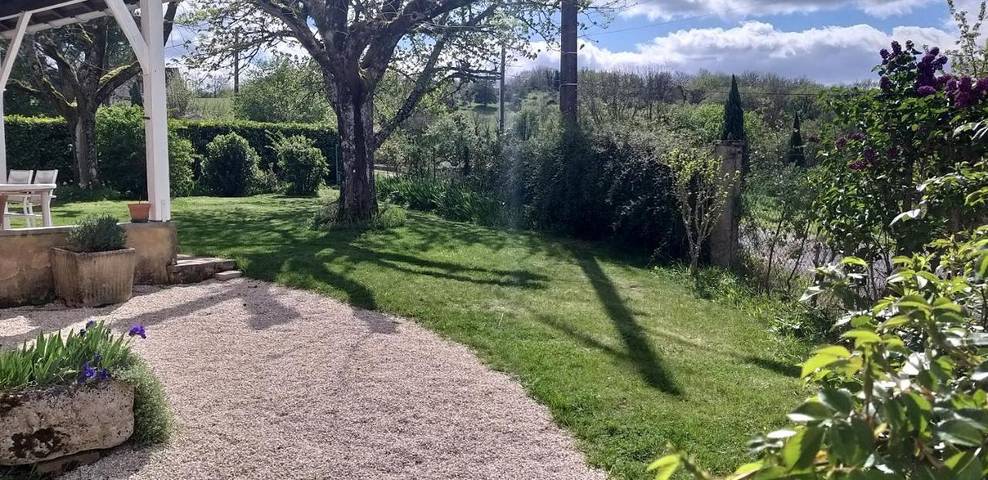 Location de vacances pour 6 personnes, avec Terrasse ainsi que Jardin et Vue à Reilhaguet - 2
