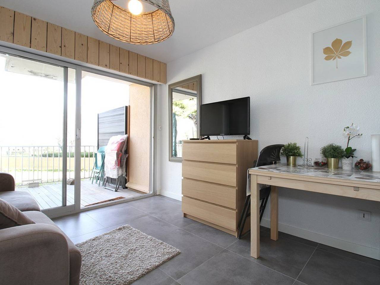 Studio entier, Charmant studio rénové avec grande terrasse, climatisation, parking privé, proche commerces et Thermes in Balaruc-les-Bains, Côte méditerranéenne (France)