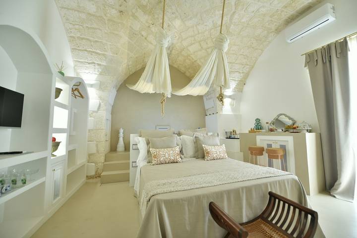 Appartamento intero, Appartamento di lusso 'Eurydice Suite' con piscina interna, terrazza, A/C e Wi-Fi in Ostuni, Salento