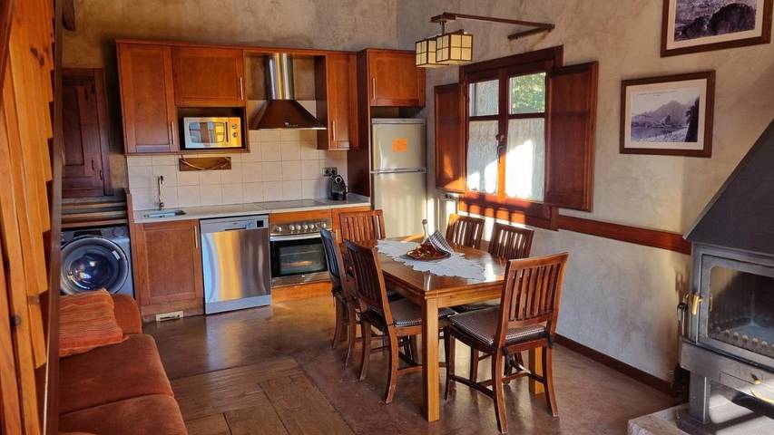 Casa rural con piscina para 6 personas, con vistas además de piscina y jardín en Solsonés - 4