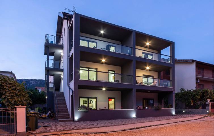 Ferienwohnung für 3 Personen, mit Pool und Seeblick sowie Terrasse in Kaštela