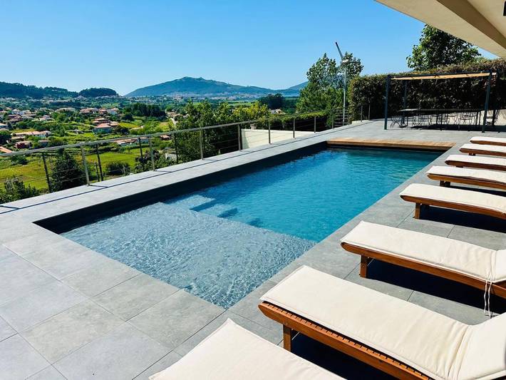 Location de vacances pour 14 personnes, avec jardin ainsi que vue et piscine dans Venade