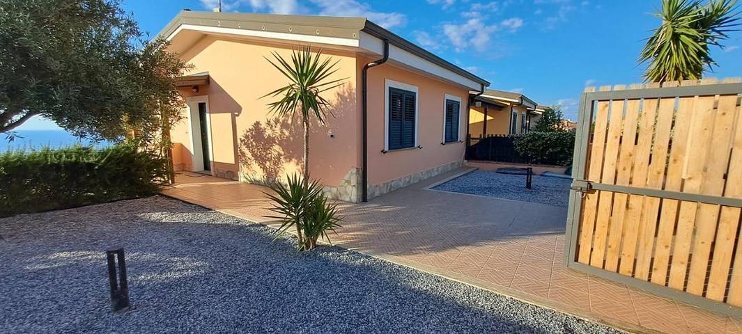 Location de vacances pour 4 personnes, avec piscine et vue sur le lac ainsi que vue et jardin à Zambrone - 2