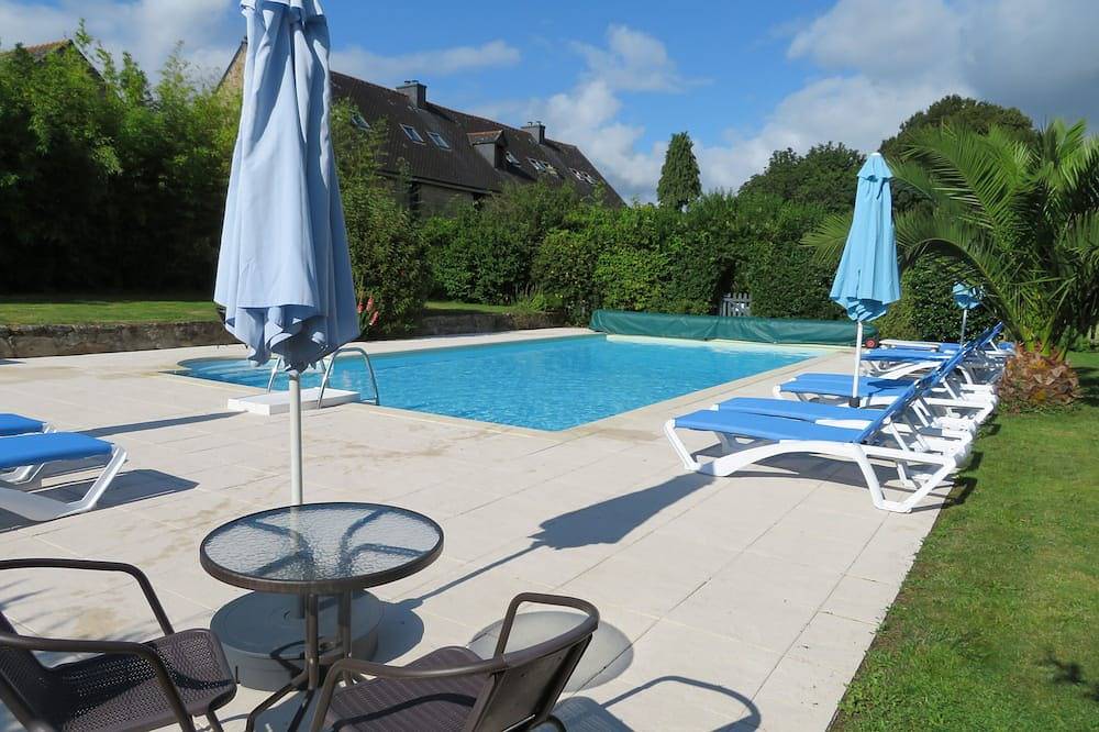 Chalets dans 100 acres, piscine chauffée. Près de Pont Aven, Concarneau, plages à 15 minutes in Melgven, Région de Quimper