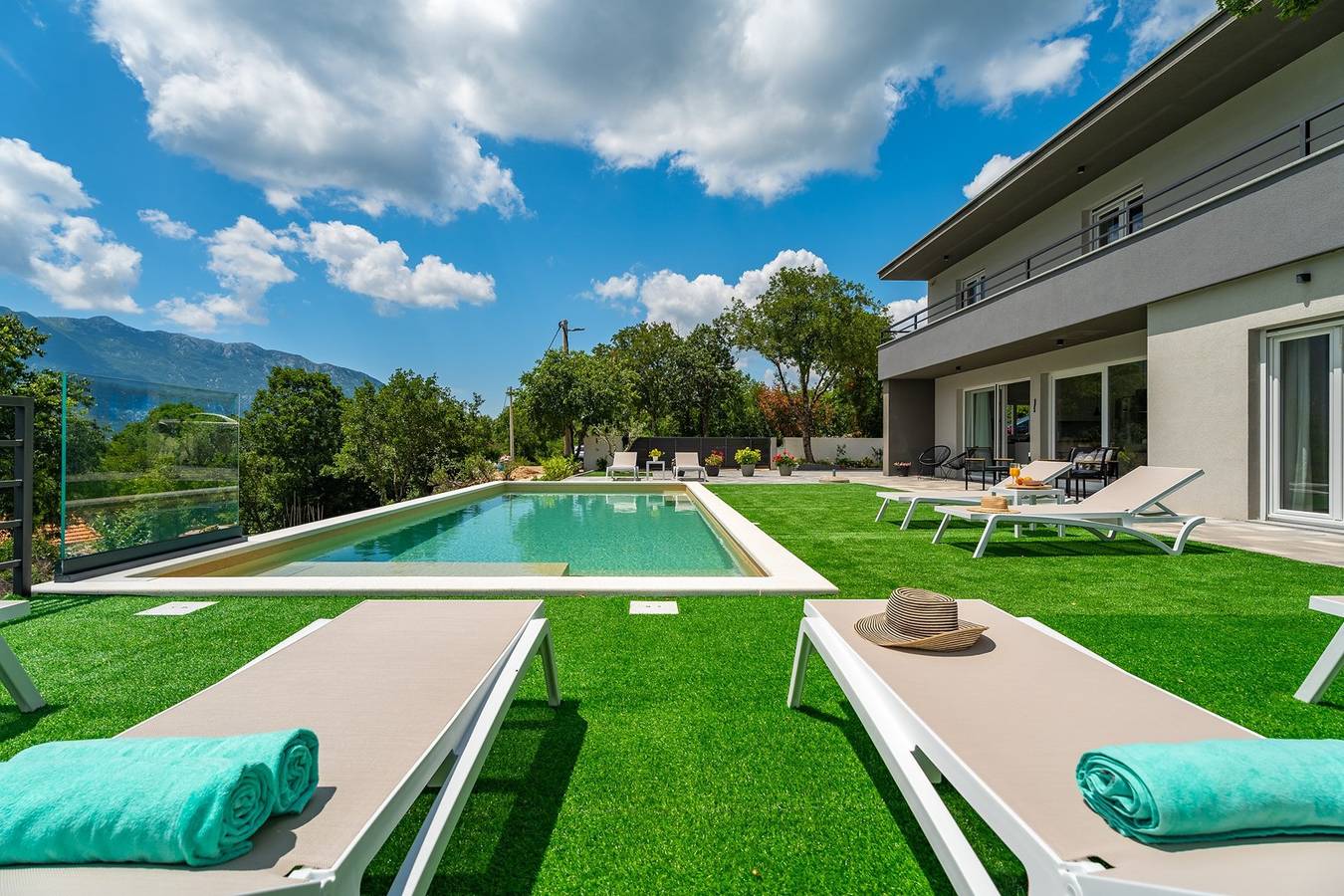 Villa Rose ist eine Villa mit 4 Schlafzimmern und beheiztem Pool, 12 km von Baška voda entfernt in Zagvozd, Makarska Riviera