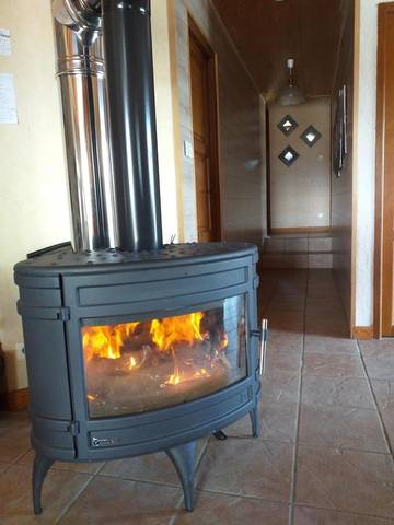Gîte pour 11 personnes, avec vue ainsi que sauna et jardin à Saint-Jeures