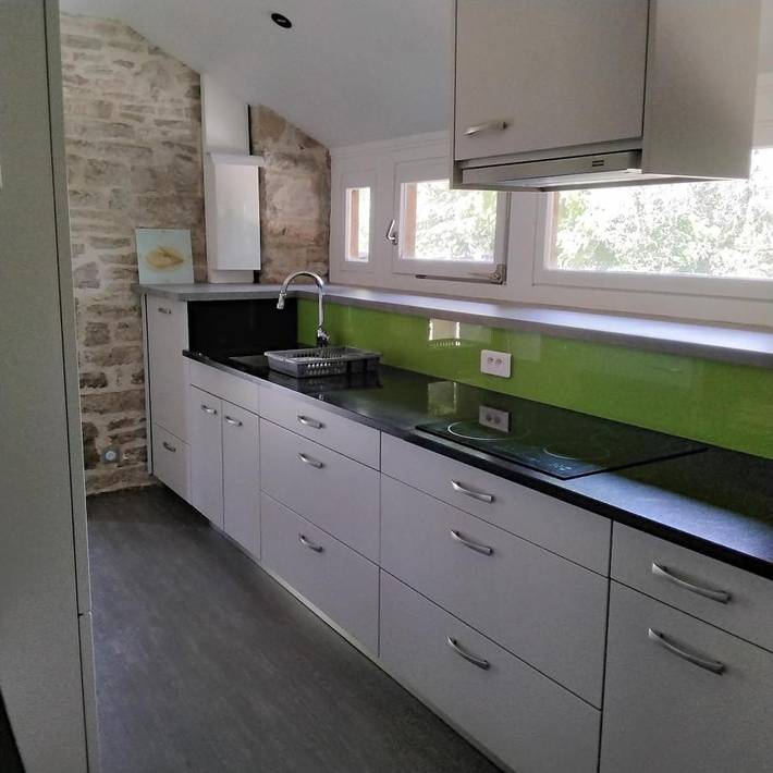 Gîte pour 6 personnes, avec piscine ainsi que jardin et terrasse à Nespouls