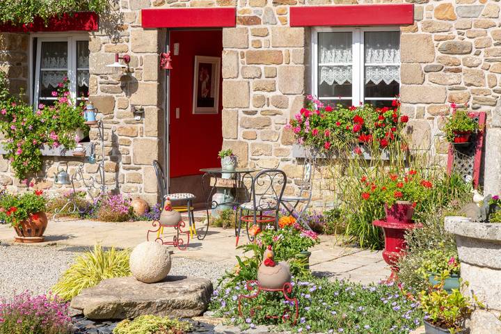 Maison de vacances 'Les Géraniums À 800m Plage' avec terrasse privée, jardin partagé et Wi-Fi in Kerlaz, Région de Châteaulin