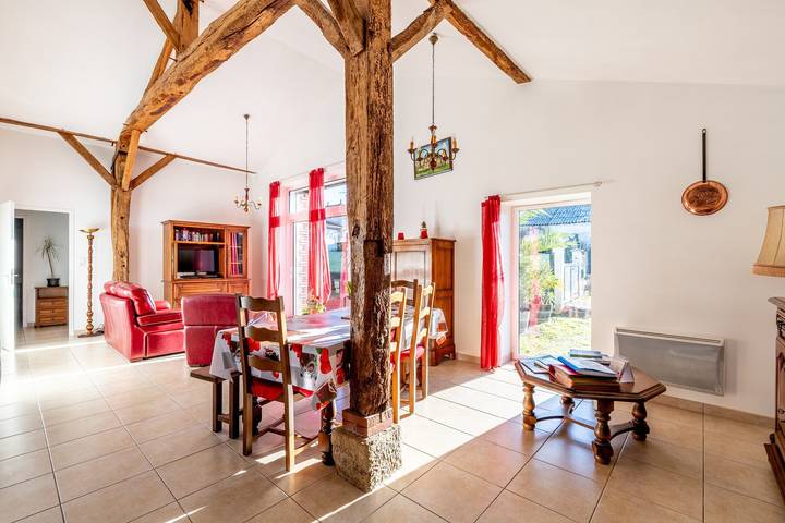 Maison de vacances 'La Grange - Gîte Calme En Campagne' avec terrasse privée, jardin privé et Wi-Fi in Saint-Julien-des-Landes, Vallée de la Loire