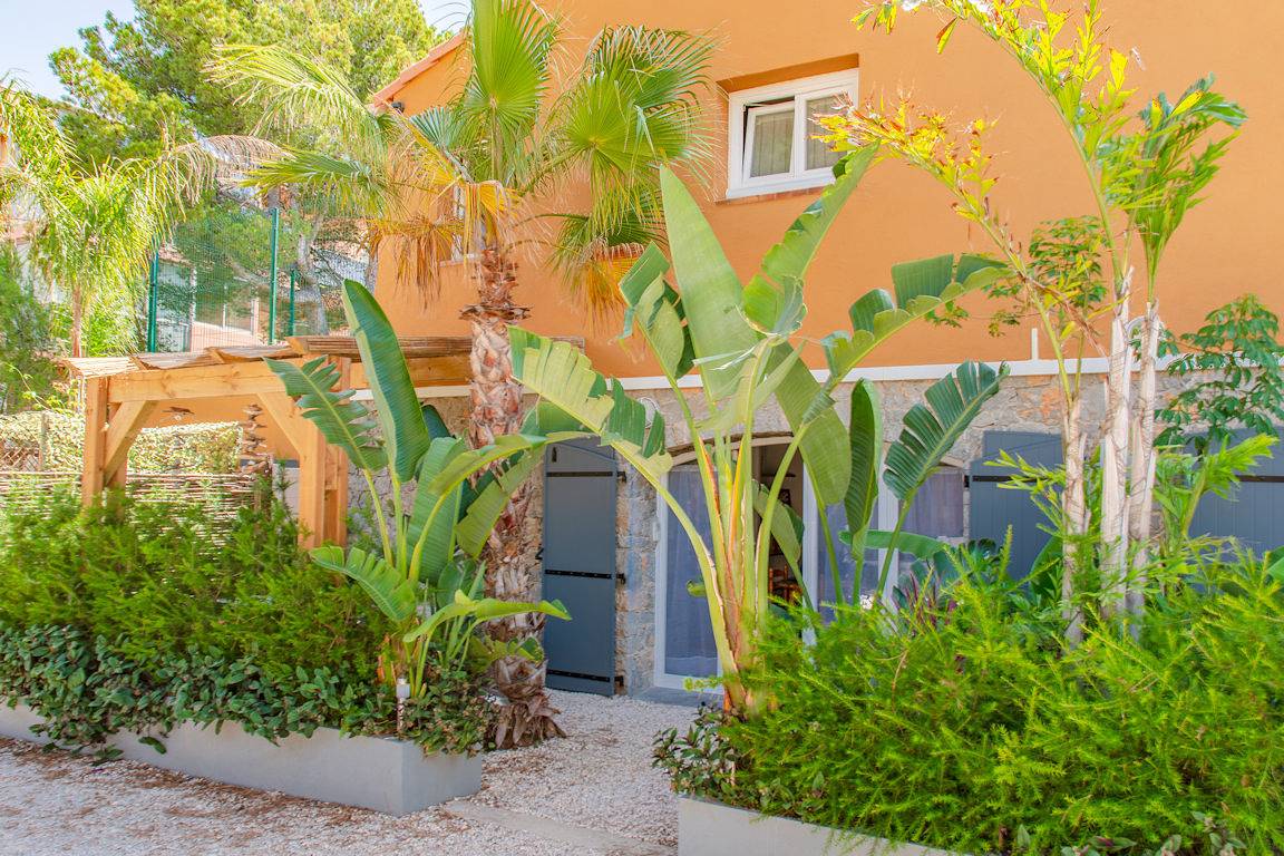 Appartement entier, Appartement Papa-Iti rez de jardin, extérieur et parking privés in Hyeres, Parc national de Port-Cros