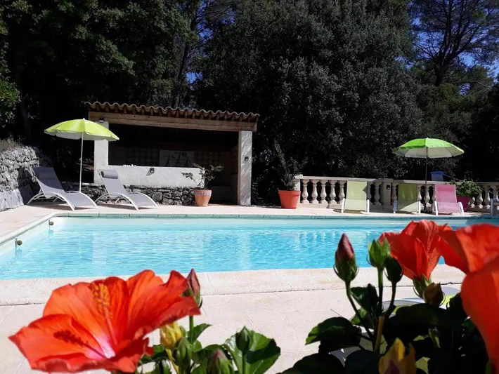 Alojamiento y desayuno para 2 personas, con piscina además de terraza y jardín - 1