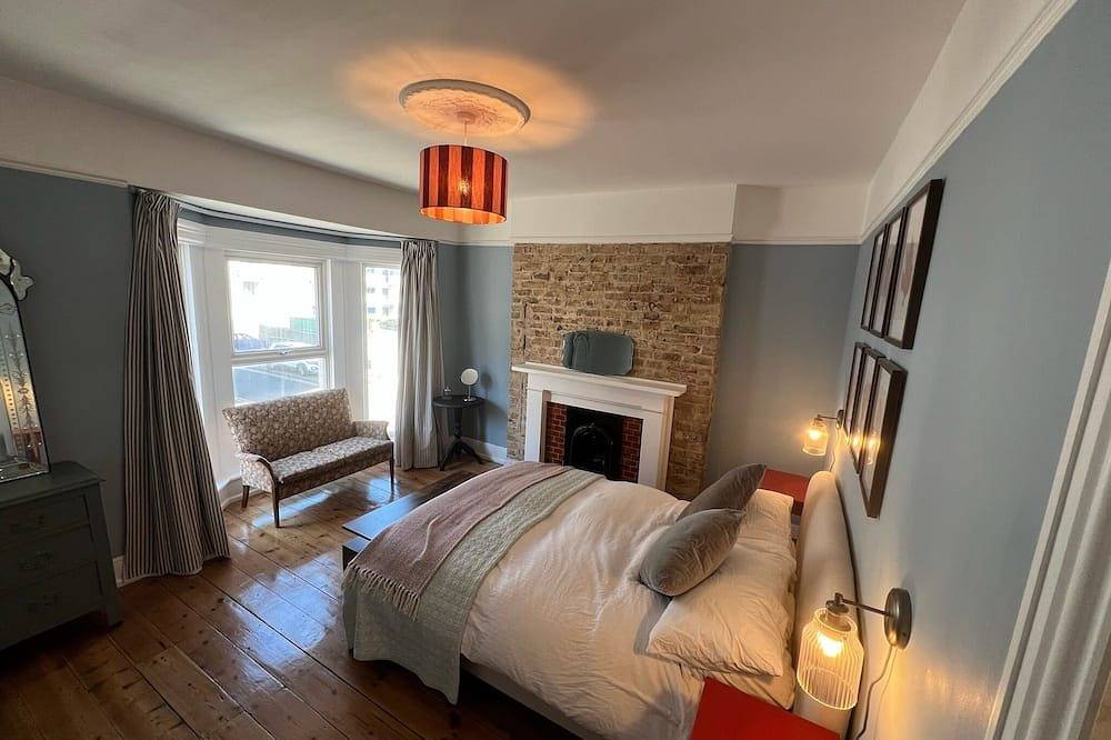 Stylish seaside townhouse | Sleeps 8 | 2 min to Beach | Sunny Garden & Bbq in Botany Bay, Kent