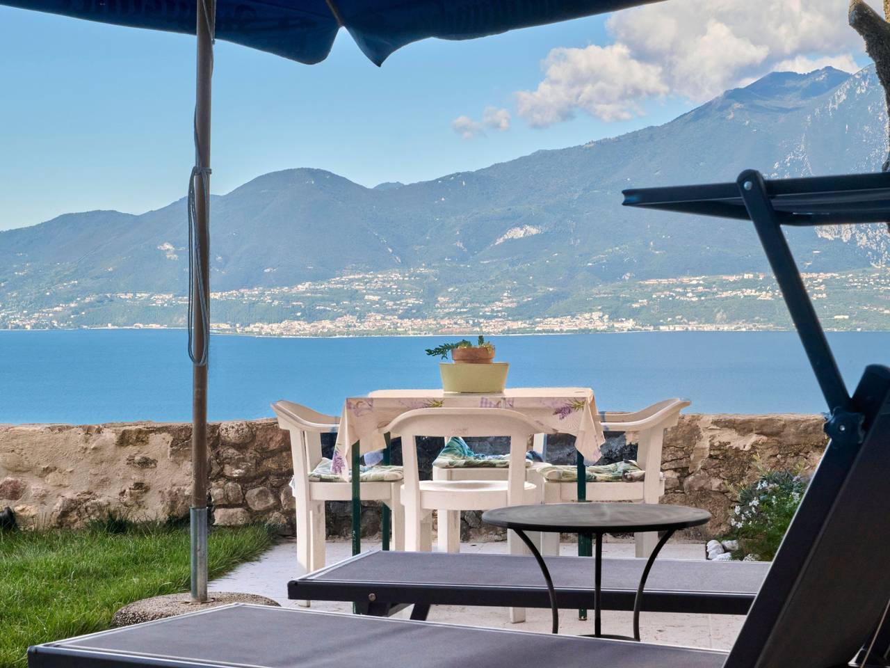 Entire apartment, Casa Silvia Ii in Torri del Benaco, Garda Mountains