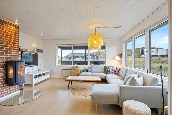 Geräumiges Ferienhaus mit Kaminofen nur 200m vom Strand in Bjerregård, Holmsland Klit