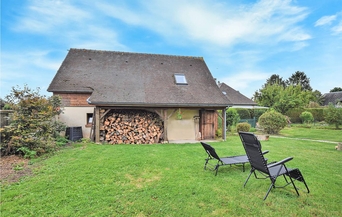 Ganze Ferienwohnung, Breezy Bonsecours Wohnung mit Parkplatz & Garten in Le Mesnil-Esnard, Rouen und Umgebung