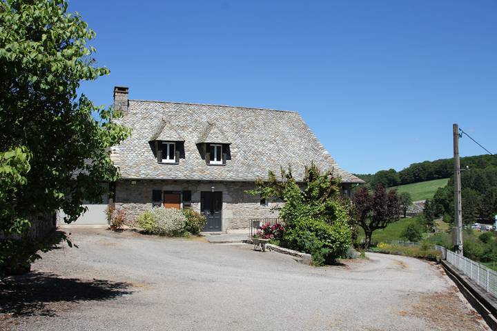 Gîte pour 8 personnes, avec terrasse dans Cayrols