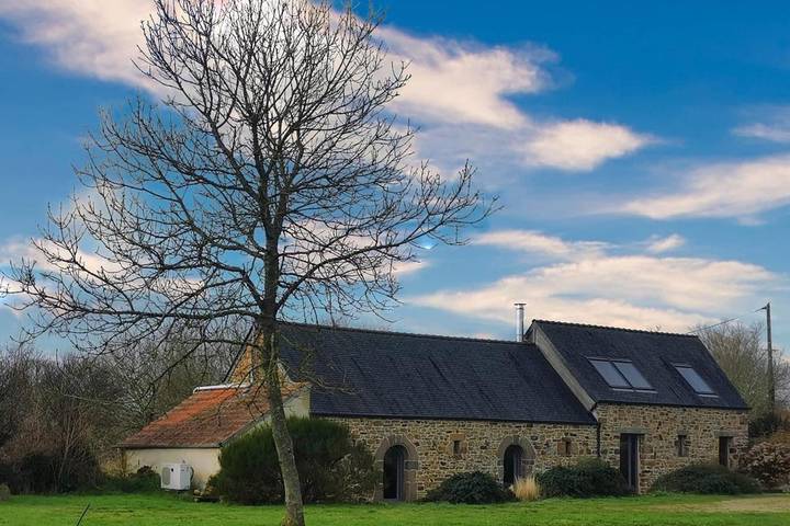 Location de vacances pour 9 personnes, avec jardin à Guimaëc
