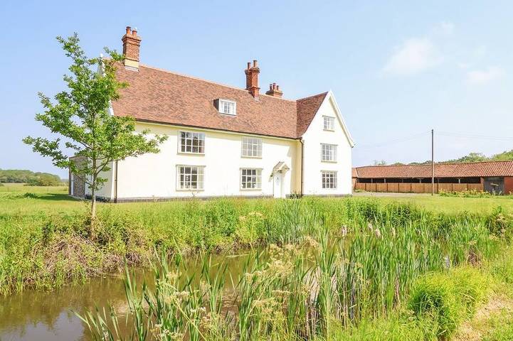 Cottage for 16 people, with garden and hot tub as well as sauna, with pets in Suffolk