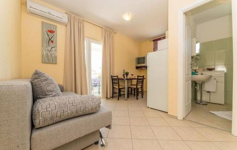 Ferienwohnung für 6 Personen, mit Terrasse und Pool in Pakostane