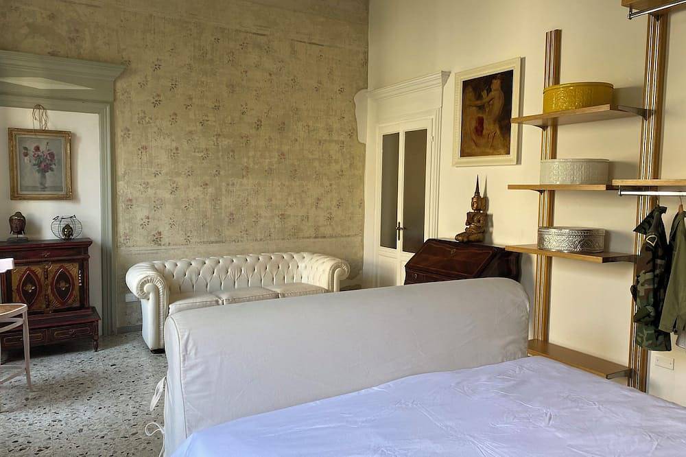 Entire apartment, 7. Frecavalli Apartment in period building in Crema, Cremona Province