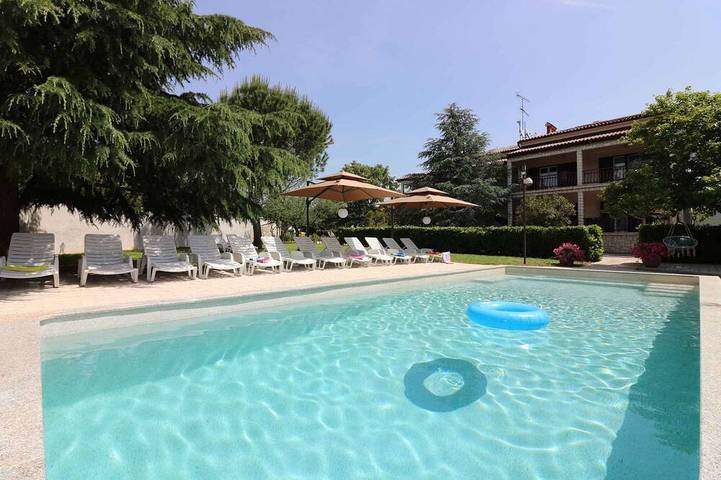 Bungalow für 6 Personen, mit Pool und Garten in Poreč