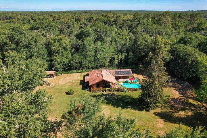 Location de vacances pour 10 personnes, avec Terrasse et Jardin ainsi que Piscine et Vue dans Sabres