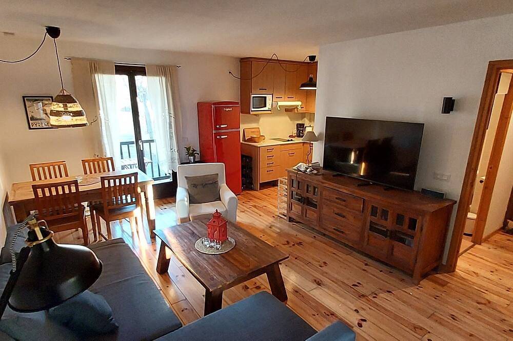 Entire apartment, Charming holiday rental apartment in the beautiful Pyrenees of France in Err, Prades region