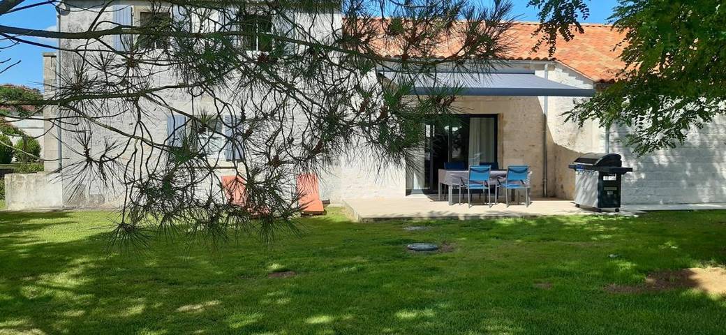 Location de vacances pour 5 personnes, avec vue ainsi que balcon et jardin à Saint-Porchaire - 2