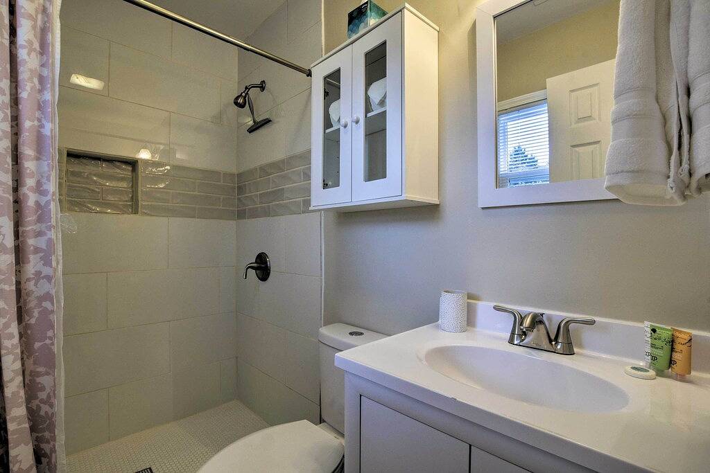 Sunny Family Home, 3 Mi to High Point Market! in High Point, Guilford County