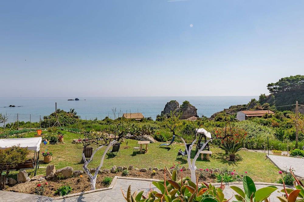 Ganze Wohnung, Rainbow apartment B, Pelekas beach, 40 meters from the sea in Pelekas, Griechenland