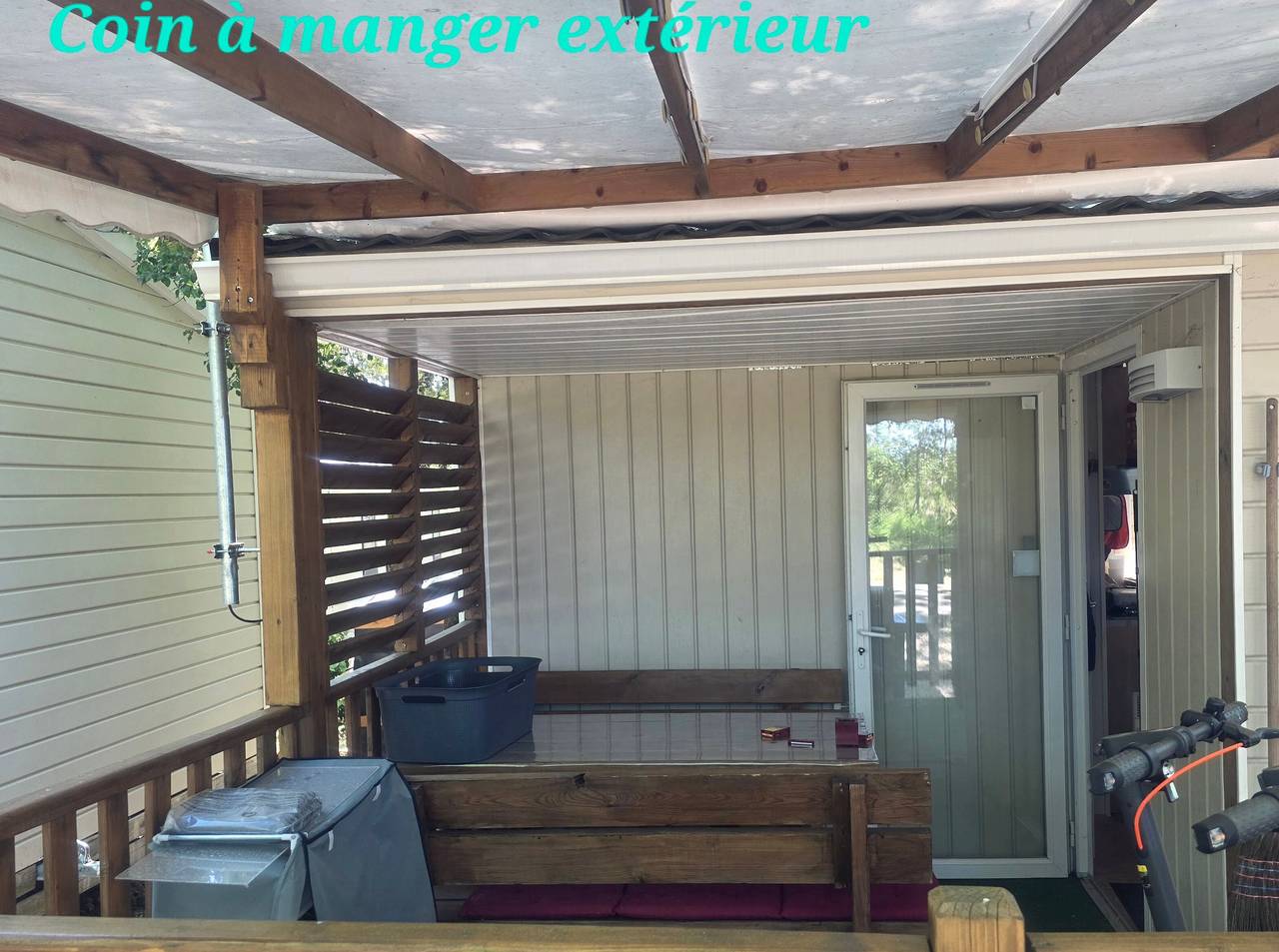 Mobil-home 3 chambres avec climatisation, piscine partagée et terrasse privée in Lagorce, Ardèche