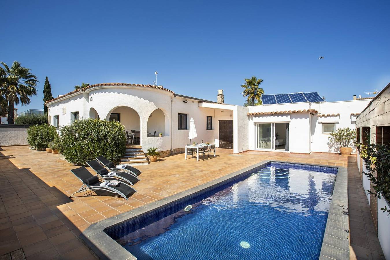 Bonita casa con piscina privada y cinco dormitorios in Ampuriabrava, Alt Empordà