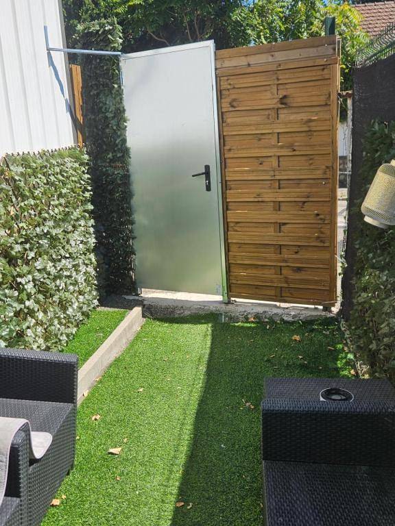 Location de vacances pour 2 personnes, avec jacuzzi et piscine ainsi que terrasse et jardin à Feyzin - 4